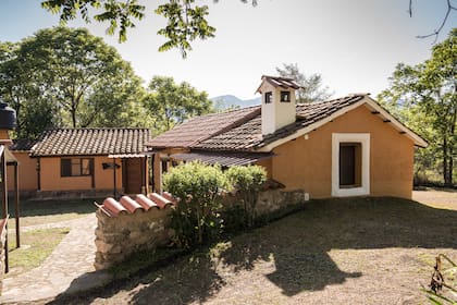 Cabañas El Nogalar, base en Los Toldos para explorar el parque.