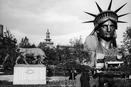 Cabeza de la Estatua de la Libertad en París, en 1878, antes de ser enviada a Estados Unidos