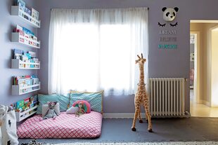 El piso del playrrom está revestido con paneles encastrables de goma (Multiply), una solución práctica, segura y temporal. Biblioteca de pared (Mercado Libre). (Kasbah). Jirafa (Cebra)