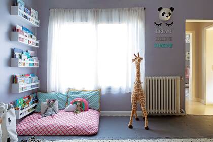 El piso del playrrom está revestido con paneles encastrables de goma (Multiply), una solución práctica, segura y temporal. Biblioteca de pared (Mercado Libre). (Kasbah). Jirafa (Cebra)