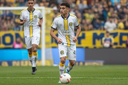 Cabeza levantada, pelota contra el piso y el futuro, por delante, para Facundo Buonanotte