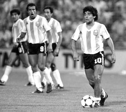 Cabeza levantada y el número 10, la estampa de Maradona en la selección; atrás, Gallego, Ardiles y Luis Galván en España '82