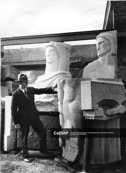 Cabezas y brazos de las esculturas de Troiani. Una vez dispuestas en el segundo piso, formaron "el monumento a la coima". Imagen: CeDIAP