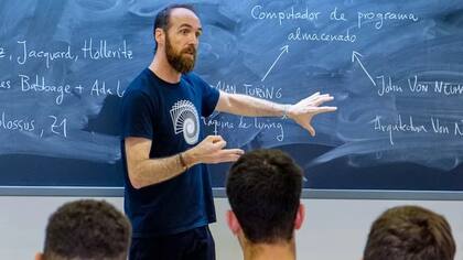 Cabezón es docente de grado de la universidad y también da clases de posgrado a docentes