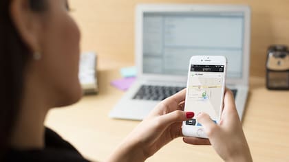 Cabify es una aplicación móvil de pedido de choferes con registro profesional que busca posicionarse como la alternativa legal en medio de la disputa entre taxistas y Uber