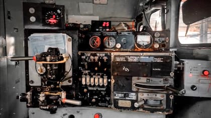 Cabina de una locomotora General Motors G22 de la empresa Ferrovías en Retiro