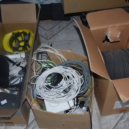 Cables y herramientas robados a Telecom por exempleados de la empresa que ofrecían un servicio clandestino de Internet en Orán, Salta