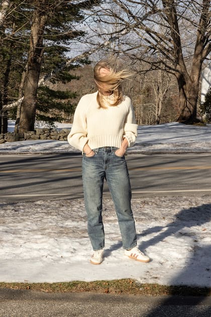 Cabot en el frente de su casa, donde los paparazzi montaron guardia durante semanas para conseguir una foto suya. (Greta Rybus/The New York Times)