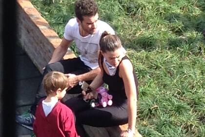 Cabré y la China, juntos, haciendo la adaptación de su hija al jardín