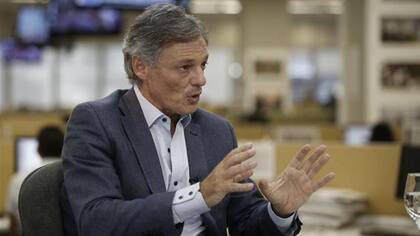 Cabrera firmó hoy el acuerdo para la baja en las comisiones de las tarjetas