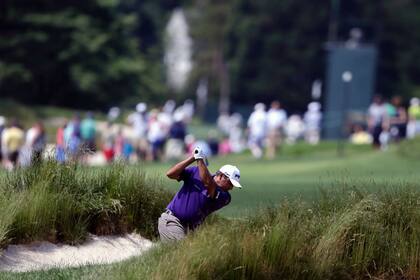 Cabrera, en el búnker del hoyo cinco, durante la práctica
