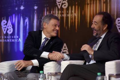 Cabrera se saluda amistosamente con Carlos López Blanco, de Telefónica, que luego hizo reclamos