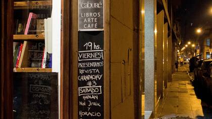 Caburé se especializa en ciencias sociales y tiene un entrepiso encendido de actividades