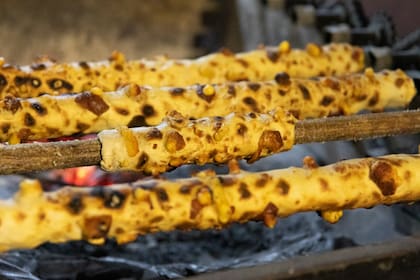 Caburé sobre las brasas, casi listo para degustar.