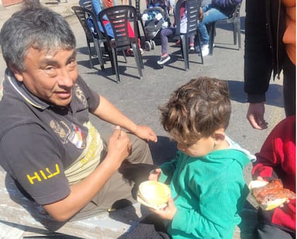 Cáceres con unos chicos de Ciudad Oculta