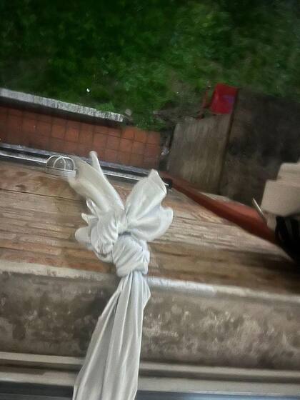 Cáceres descendió por la pared hasta la planta baja