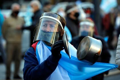 Cacerolas, barbijos y máscaras, símbolos de una protesta fuerte contra el Gobierno