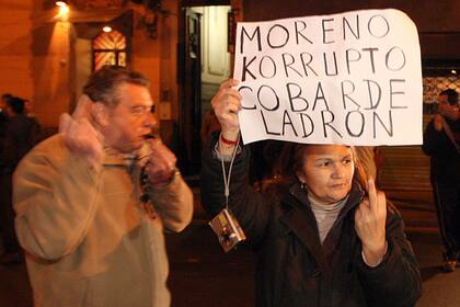 Cacerolazo en la puerta de la casa de Guillermo Moreno