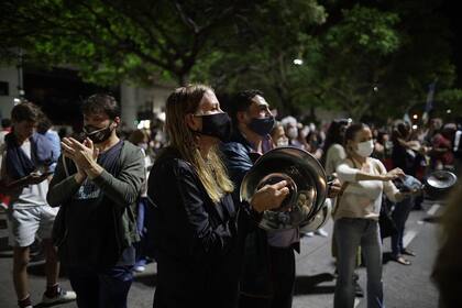 Cacerolazo frente a la Quinta Presidencial de Olivos