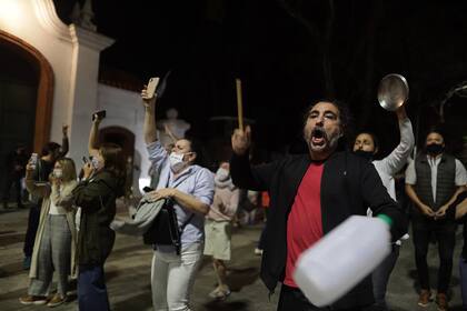 Cacerolazo frente a la Quinta Presidencial de Olivos