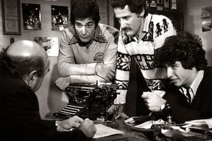 Junto a Emilio Vidal, Pablo de Tejada y Ricardo Darín, en una escena de La carpa del amor (1979)