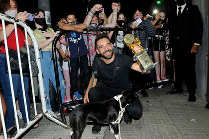 Cachete y su perra Marta celebraron su victoria junto al público