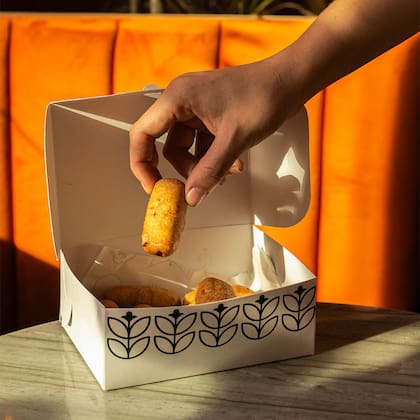 Cachitos recién horneados en Lulla’s Bakery & Cocktails; una mordida que transporta directo a las mañanas en Venezuela