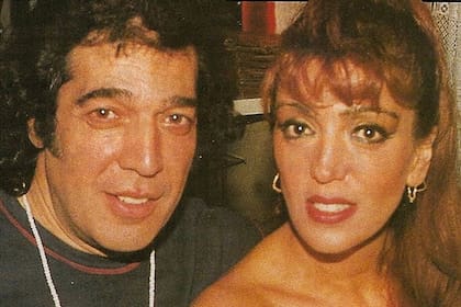 El cantante junto a Silvia Peyrou, la vedette que lo enamoró y con la que creyó tener un hijo en común. Todo terminó en un escándalo. 