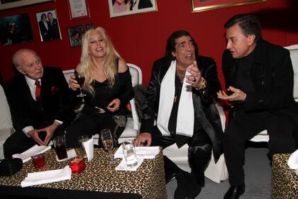 Cacho Castaña y amigos en la inauguración del Café La Humedad