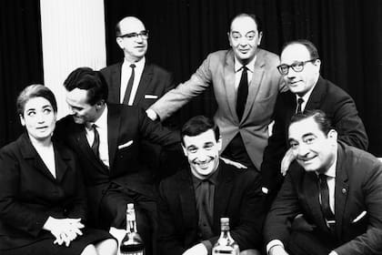 Cacho de la Cruz, Alejandro Trotta, Cristina Morán y otros integrantes del primer elenco de El show del mediodía, un clásico de la televisión uruguaya