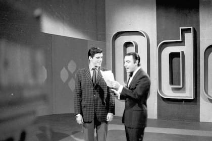Cacho Fontana conduciendo Odol Pregunta en 1969