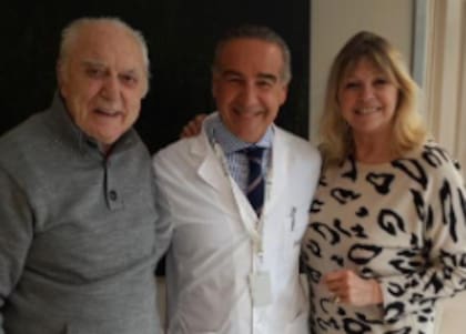 Cacho Fontana y Liliana Caldini, junto a un médico que atendió al locutor