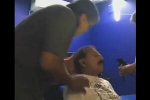 Cacho Riquelme, el papá de Román, en una charla futbolera después del partido entre Boca y Sarmiento