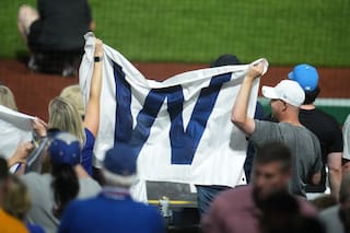 Cachorros cortan racha de diez derrotas con triunfo de 10-4 ante Piratas gracias a jonrón de Happ