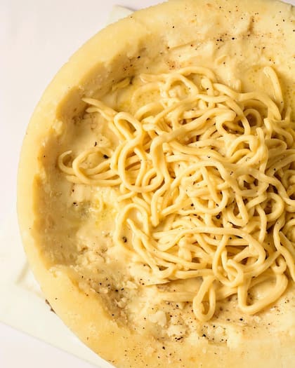 Cacio e pepe, llega a la mesa en una horma de queso.