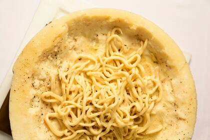 Cacio e pepe terminado dentro de una horma de L' Adesso