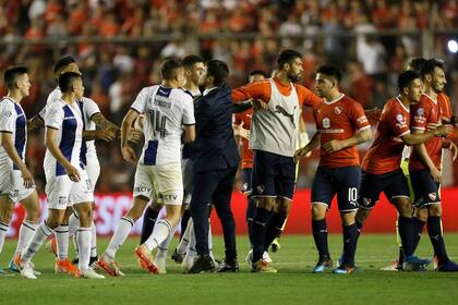 Cacique... de la paz: Medina separa a futbolistas enojados de Talleres ante los de Independiente.
