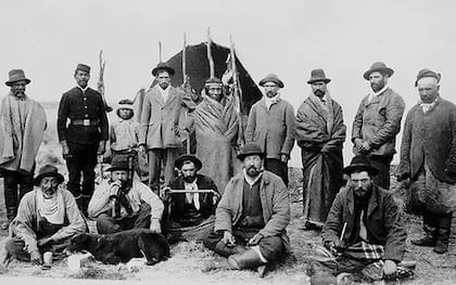 Cacique Mulato junto a criollos y colonos. 1904