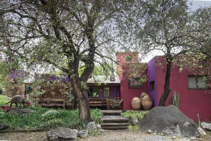 Cactus, árboles nativos, obras de arte de artistas locales y vasijas norteñas suman identidad y carácter a la fisonomía de la finca El Tala.