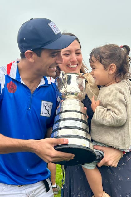 Cacu Araya con su mujer, Victoria Fourcade y su hija, Luisa.