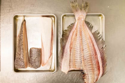 Cada 15 días reciben de 300 a 500 kilos de pescado entero y fresco de mar. Patricio se dedica a filetearlo con precisión de cirujano.