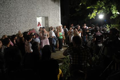 Cada 19 de agosto, una multitud se reunía frente al famoso paredón de la mansión de Banfield que preservaba la privacidad de Roberto Sánchez