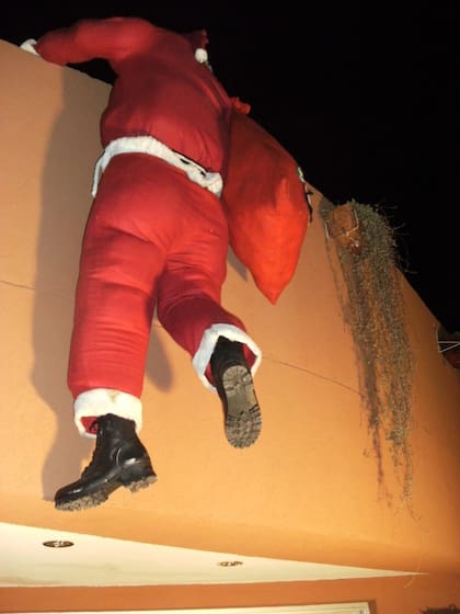 Cada 24 de diciembre, Guillermo Gómez pone un Papa Noel en su balcón (Foto: Guillermo Gómez)
