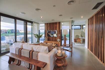 Cada ambiente del showroom contó con la participación de siete profesionales del diseño argentino. Inspirados en el concepto MIES, cada quien hizo su aporte en cuanto a la combinación de colores, texturas y objetos de arte que visten los espacios.