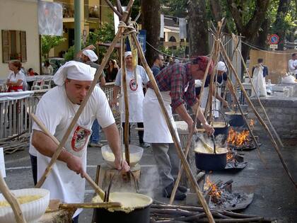 Cada año, antes de elegirse el nuevo presidente de los feos, la semana "Dei Brutti" abre con una gran polentada a la carbonara