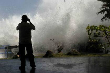 Cada año durante el otoño e invierno austral se forman tormentas en el sur del Pacífico que generan grandes olas, cuya fuerza se mantiene a lo largo de miles de kilómetros