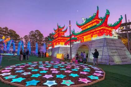 Cada año la ciudad añade nuevas instalaciones y se mejora la tecnología detrás de las luces, lo que hace que la experiencia sea aún más impresionante. Foto: X/Canva.