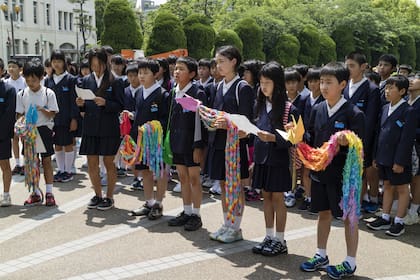 Cada año, los chicos de las escuelas de Hiroshima ofrendan miles de grullas de papel a las estatuas de Sadako.