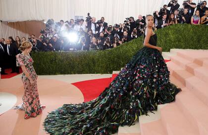 Cada año se sube la apuesta con una temática que orienta la vestimenta de los invitados. En 2018 la actriz Zoe Saldana usó una gran falda de plumas