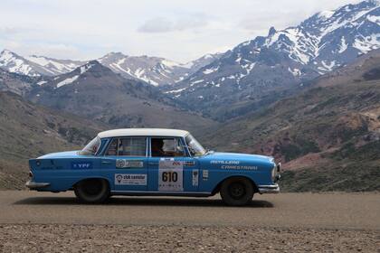 Cada auto debe contar con dos personas
